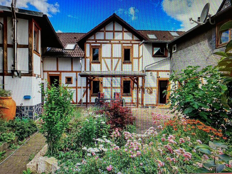Hofansicht des Fachwerkhauses mit Garten